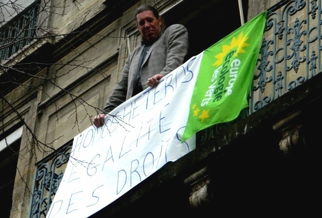Banderole EELVA (ici avec Sylvain Garel, co-président du groupe politique membre de la majorité municipale) : la contre-participation à la manifestation du 13 janvier 2013 - Photo : DR.