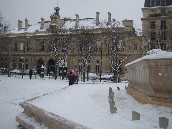 La mairie du VIe arrondissement et la Place Saint Sulpice sous la neige le 20 janvier.