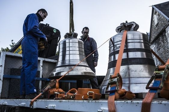 Chargement de la cloche Jean-Marie - Crédit photo : Vincent M.