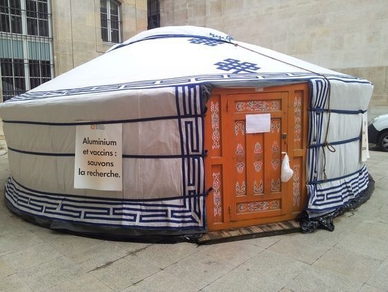Fin novembre - fin décembre 2012 : Grève de la faim dans une yourte installée dans la cour de la mairie du IIe arrondissement de 2 mères de famille atteintes de myofasciite à macrophages, maladie imputée aux sels d'aluminium contenus dans les vaccins, en attendant "le réveil des autorités sanitaires" - Affiches : "Aluminium et vaccins : sauvons la recherche" et sur la porte de la yourte : "Nous sommes avec les grévistes devant le ministère" - Photo : RB - 17 déc 2012.