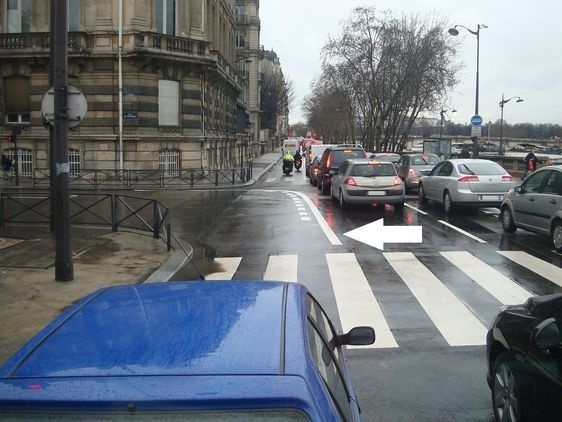 Une ligne blanche infranchissable peinte dans la nuit du 31 janvier au 1er février 2013. Il n'y a qu'1 seule voie sur 4 (1 couloir pour bus et 3 voies pour automobiles) qui permette de tourner à gauche rue de Solférino.