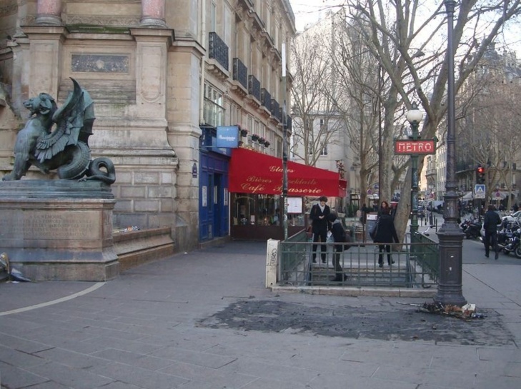 Le kiosque Saint-Michel a été retiré dans la nuit du 19 au 20 février 2013.
