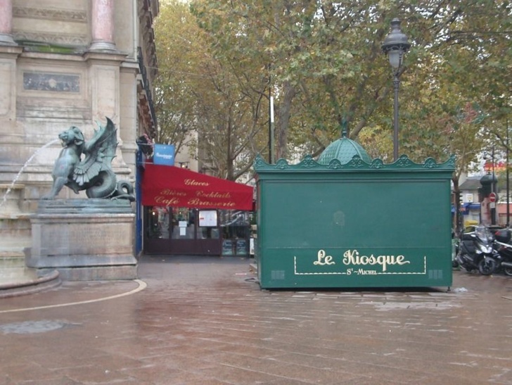 Le kiosque Saint-Michel avait été installé place Saint-Michel sans concertation populaire et avec le vote unanime du conseil du VIe arrondissement.