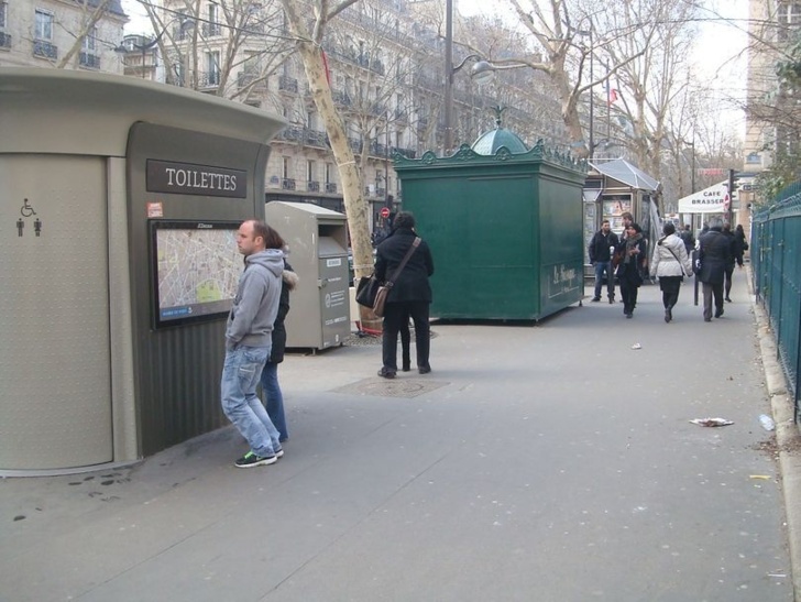 Le kiosque Saint-Michel installé dans la nuit du 19 au 20 février 2013 sur le boulevard Saint-Germain à l'angle de la rue des Saints-Pères comme l'avait annoncé le maire du VIe arrondissement fin 2012 puis début 2013 aux habitants et commerçants de la place Saint-Michel.