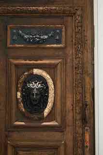 Door of City Hall while being restored © Antoine Mercusot