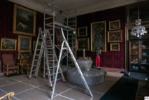 Rehanging paintings, Hôtel de Mongelas © Béatrice Hatala, Musée de la Chasse et de la Nature