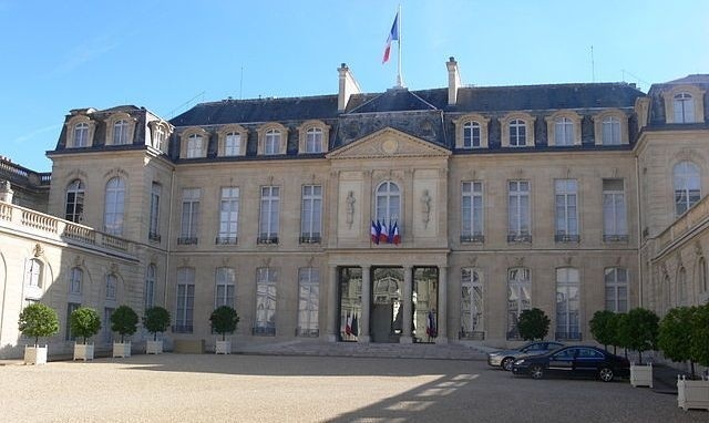 En septembre 2008, la Cour de Cassation clôt définitivement le dossier des écoutes téléphoniques illégales de l'Elysée qui entache le premier mandat de François Mitterrand. Entre 1983 et 1986, plusieurs personnalités, dont le journaliste Edwy Plenel, l'écrivain Jean-Edern Hallier ou encore l'actrice Carole Bouquet, ont été écoutées par la cellule de l'Élysée. Le Palais de l'Elysée © Photo Remi Mathis sous licence creative commons.
