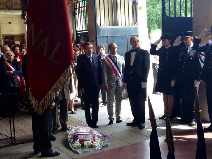 François Fillon et Romain Levy devant le monument aux morts à la mairie du VIe arrondissement, Olivier Passelecq, sur la gauche, est caché par le drapeau - Photo : CM / compte Twitter de François Fillon.