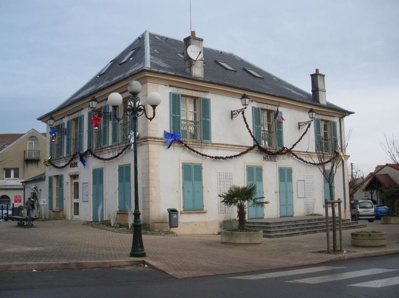 La mairie de Saclay décorée pour Noël en 2008 - Crédit : Véronique Pagnier. La commune de Saclay, avec 3 200 Saclaysiens, s'étend sur une grande surface agricole à 19 km au sud-ouest de Paris. Elle est concernée par l’OIN (Opération d’Intérêt National) du Plateau de Saclay, futur grand pôle d'innovation au monde avec 84 000 chercheurs réunis dans plusieurs universités, des grandes écoles et des entreprises de pointe.