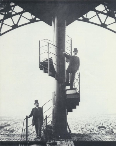 Gustave Eiffel et son gendre sur l'escalier de la Tour Eiffel - Crédit photo : Artcurial Briest - Poulain - Tajan / DR.
