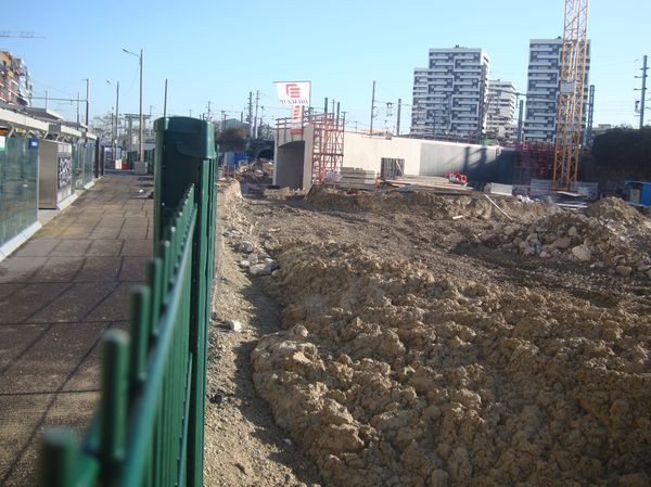 Au sud de la station Rosa Parks du Tramway T3b, du côté de la petite ceinture et de la future gare Rosa Parks sur la ligne du RER E - Crédit : PT.