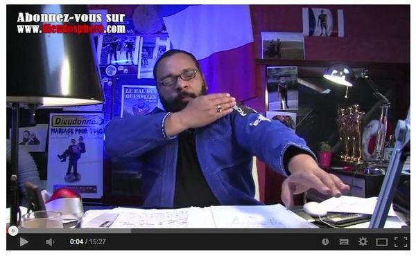 Dans une vidéo publiée sur You Tube le 31 décembre 2013, l'humoriste Dieudonné Mbala Mbala lance un appel au calme en exécutant des gestes de gymnastique - capture d'écran You Tube de la vidéo dont le visionnage est précédé du message "Le contenu suivant a été identifié par la communauté YouTube comme potentiellement offensant ou choquant (...)"