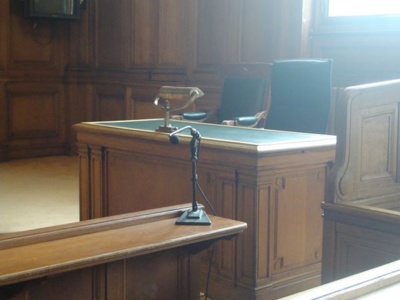 A droite dans la salle d'audience de la chambre de la presse, le siège du Procureur de la République - Photo : VD.