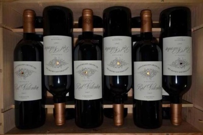 12 bouteilles : CHÂTEAU ROL VALENTIN 2007 (caisse bois d'origine). Estimation : 300 € - 360 €. Lot 443 à 447  Rol Valentin Saint Emilion Grand Cru - Crédit : Etudes Artus Enchères.