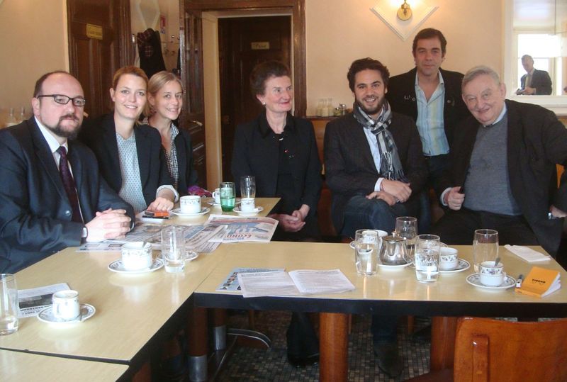 Au centre, Geneviève Bertrand lors de la présentation de la liste "Pour le 6e avant tout" le 10 mars 2014 au Café de la Mairie, place Saint Sulpice - Photo : VD.