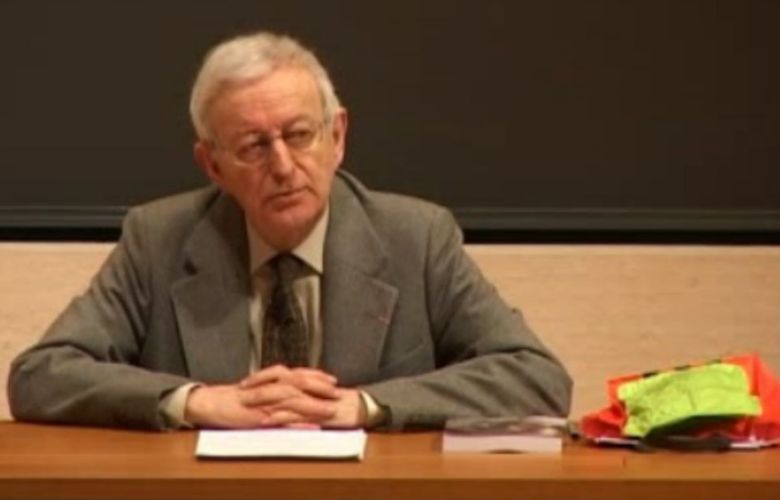 Michael Edwards en avril 2008 donnant un cours au Collège de France sur le Bonheur d'être ici en parlant du Pont des Arts - Capture d'écran Collège de France.