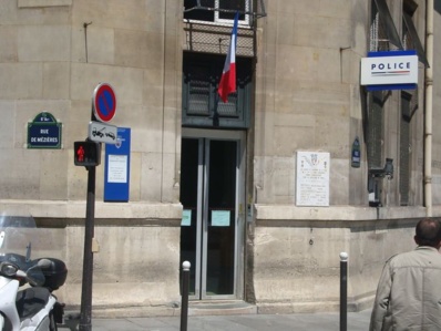 Entrée sur la place Saint Sulpice du commissariat central du 6e - Crédit : VD.