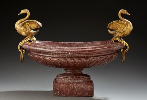 Lot n°165 Coupe en porphyre © Maison Aguttes. Estimation : 20.000 - 30.000 euros. Frais en sus.