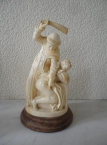 Lot 81 Ivoire sculpté fessée XXe h 17 cm - 200 300 € © Maître Bernard Galateau.