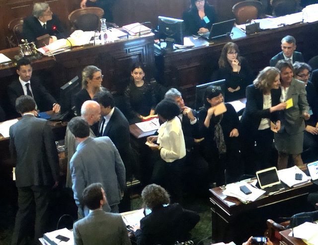 Comme d'autres élus de l'UMP, de l'UDI-Modem et du Groupe Ecologiste de Paris, Nathalie Kosciusko-Morizet montre son bulletin jaune 'contre' la Tour Triangle avant de voter © VD / PT.