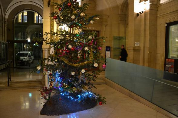 Hall de la mairie du 16e arrondissement © Paris Tribune.