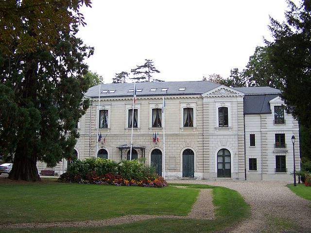 Mairie de Louveciennes © Henry Salomé sous licence creative commons.
