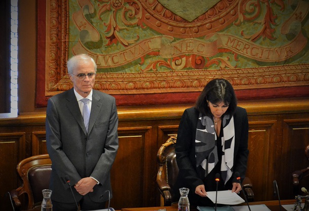 Le Préfet de Paris et la Maire de Paris pendant la minte de silence au conseil de Paris - Paris Tribune.