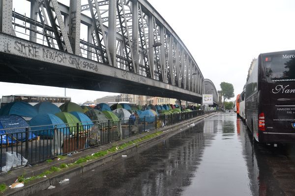 Camp illégal de migrants clandestins et demandeurs d'asile boulevard de la Chapelle à Paris © PT.