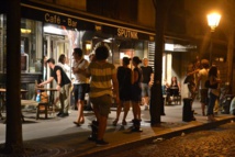 Un bar ferme à minuit rue de la Butte aux Cailles dans le 13e arrondissement © VD.