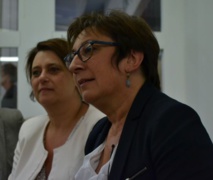 La secrétaire d’Etat et l’adjointe à la Maire à l’écoute des créateurs de SenseCube © AC