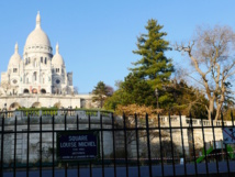 Le Square Louise Michel a reçu le label QualiPARIS, décerné par un organisme de certification indépendant, lequel repose sur des engagements concrets et vérifiables en matière d’accueil, d’écoute, d’accès et d’information au 6 place Saint Pierre 75018 Paris © VD Paris Tribune