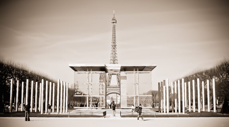 Le Mur pour la Paix à Paris, oeuvre de Clara Halter et de l'architecte Jean-Michel Wilmotte, avec la tour Eiffel en arrière-plan © Andrés Nieto Porras sous licence creative commons