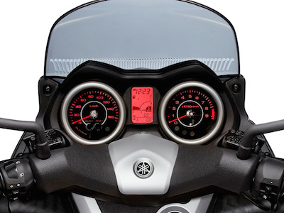 Scooter Yamaha X-Max - L'affichage numérique et analogique du bloc compteur avec un rétro éclairage rouge © Yamaha