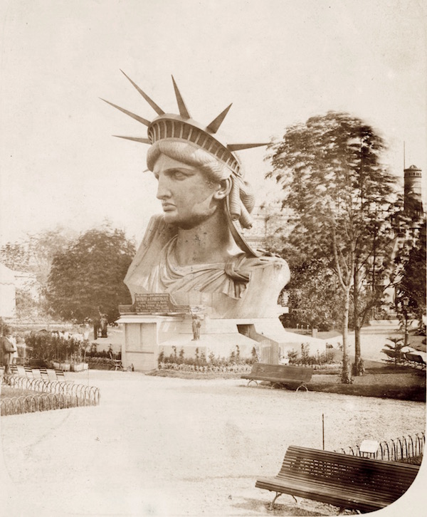 Le buste de la Statue de la Liberté exposé sur le Champ-de-Mars - Albert Fernique, Photographe - Source : Album de la construction de la Statue de la Liberté. The New York Public Library. Photography Collection, Miriam and Ira D. Wallach Division of Art, Prints and Photographs.