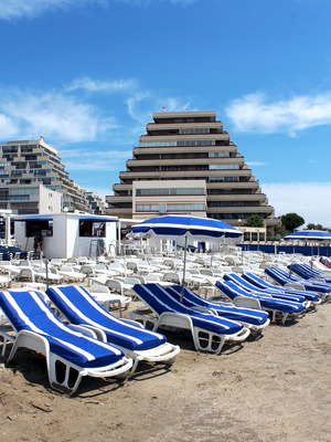 Immeubles en forme de pyramide à la Grande-Motte, comme le projet de Tour Triangle à Paris © Jonathan Stutz