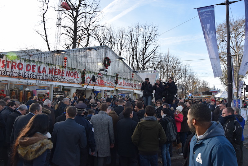Bruno Le Roux visite le marché de Noël de Paris sur les Champs Elysées, le 11 décembre 2016, cinq jour après sa nomination en tant que ministre de l'Intérieur © Tiraden sous licence Creative Commons