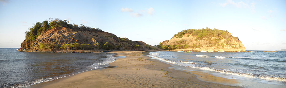 Tombolo de l'ilet sainte marie martinique (972) par Agena.p sous licence CC.