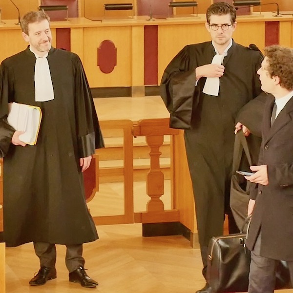 Lees avocats des parties : Maître Régis Froger (à gauche) pour la Mairie de Paris et Maître Jeremie Assous (à droite) pour la SARL Loisirs Associés) © VD / PT