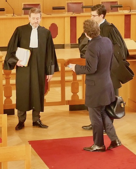 Lees avocats des parties : Maître Régis Froger (à gauche) pour la Mairie de Paris et Maître Jeremie Assous (de dos) pour la SARL Loisirs Associés) © VD / PT