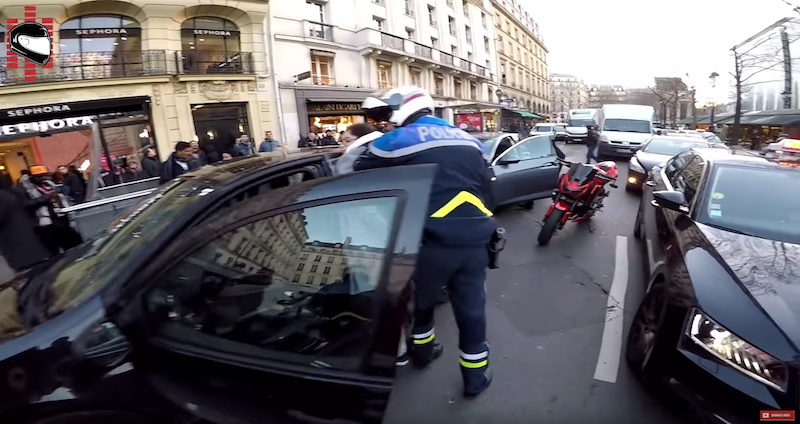 La conductrice interpellée par la police après l'alerte donnée © capture d'écran Chris-RS
