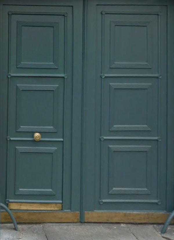 La porte de l'immeuble rue de Grenelle 75007 Paris © DR.