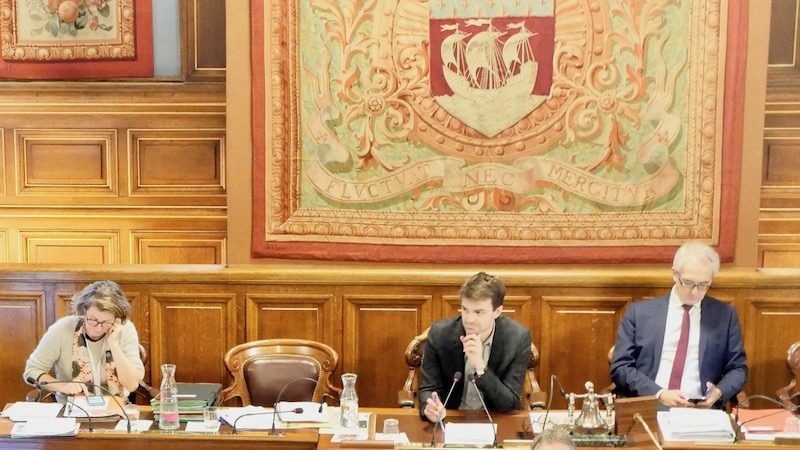 Bruno Julliard préside la séance juste avant la communication "Le rapport comportant les observations définitives de la CRC sur la gestion par la Ville de Paris des animations emblématiques conduites sur le domaine public sur l'exercice 2010 et suivants" qu'il ne présidera pas, Anne Hidalgo non plus © VD / PT.