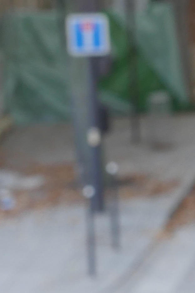 Abri de fortune d'un SDF dans le 14e arrondissement de Paris © VD / PT.