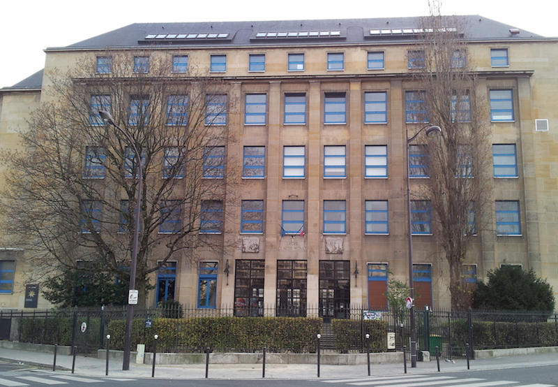 Façade du Lycée Claude Monet dans le 13e arrondissement de Paris © Ordifana75 CC-BY SA 3.0