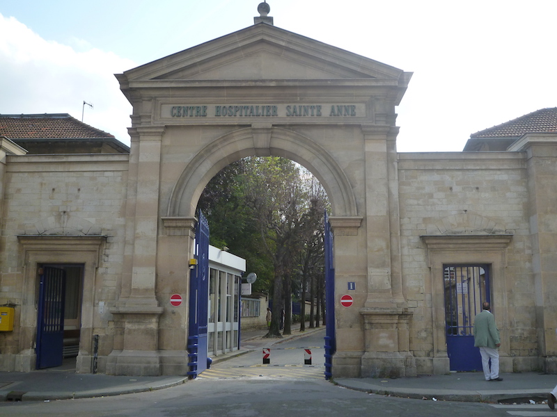 L'Hôpital Sainte Anne, entrée par la rue Cabanis dans le 14e arrondissement de Paris © Jmgobet CC-BY SA 3.0.