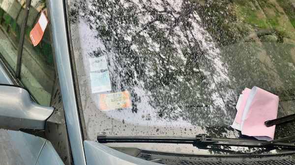 Un véhicule verbalisé pour stationnement gênant pour être emmené en préfourrière, la veille du début de la grève des préposés, le 22 mai 2018 à 19h35, après l'orage à Paris © VD/PT