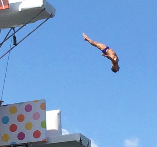 Gros plan sur la démonstration de plongeon depuis le pont Alexandre-III pendant les Journées Olympiques à Paris le 23 juin 2017 © Arthur Crbz CC BY-SA 4.0