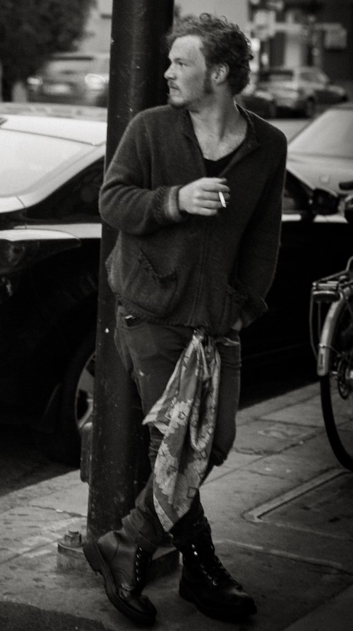 Jeune SDF dans la rue © DR.