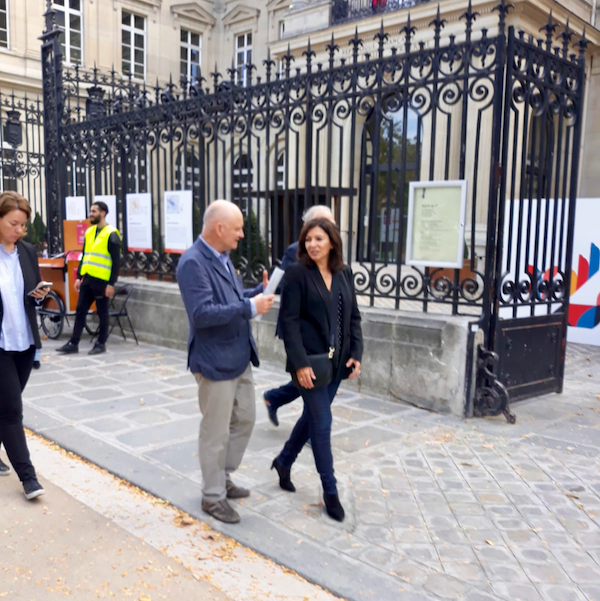 Anne Hidalgo vue avec trois pieds © LG/PT