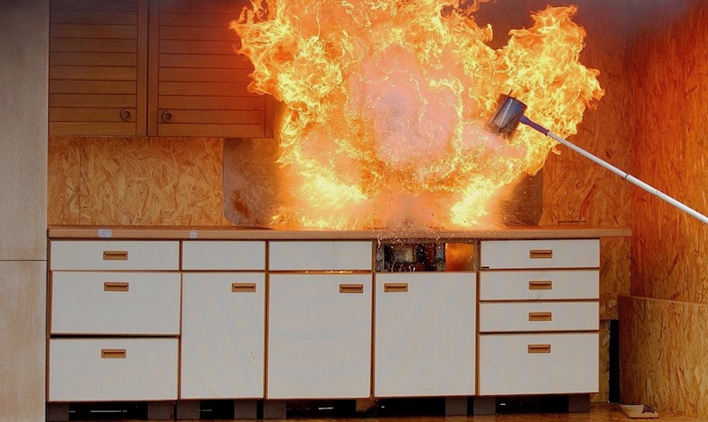Feu d'appartement dans une cuisine - exercice de pompiers © Archives Paris Tribune.
